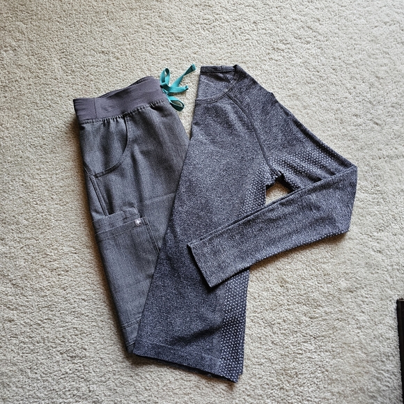 Figs Graphite Scrub Set - Picture 5 of 6